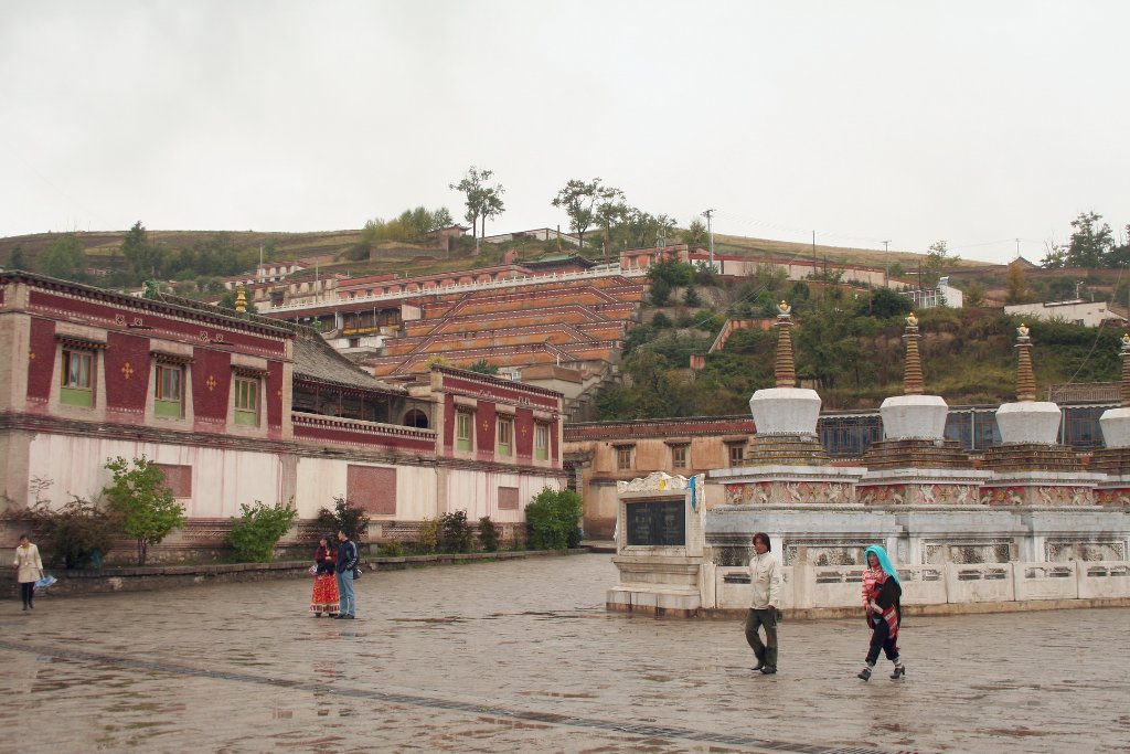 15-Stupa's near entrance.jpg - Stupa's near entrance